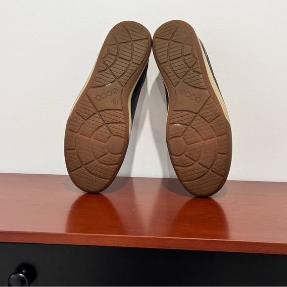 Ecco Women’s Black Leather Sneakers - Picture 4 of 6